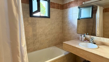 Resa Estates Ibiza Cala Tarida first line 3 bedrooms bathroom 3.jpg